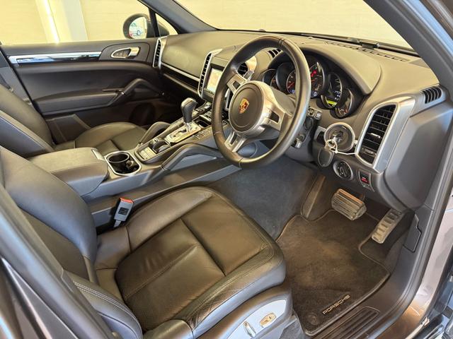 カイエン ベースグレード 1オーナー禁煙右ハンドル OP純正可変スポーツエグゾースト OPスポーツステア SR OP19AW 純正OPインナーブラックヘッドライト 天井新品交換 希少アーバンメタリック オリジナルコンデション(3枚目)