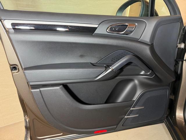 カイエン ベースグレード 1オーナー禁煙右ハンドル OP純正可変スポーツエグゾースト OPスポーツステア SR OP19AW 純正OPインナーブラックヘッドライト 天井新品交換 希少アーバンメタリック オリジナルコンデション(39枚目)