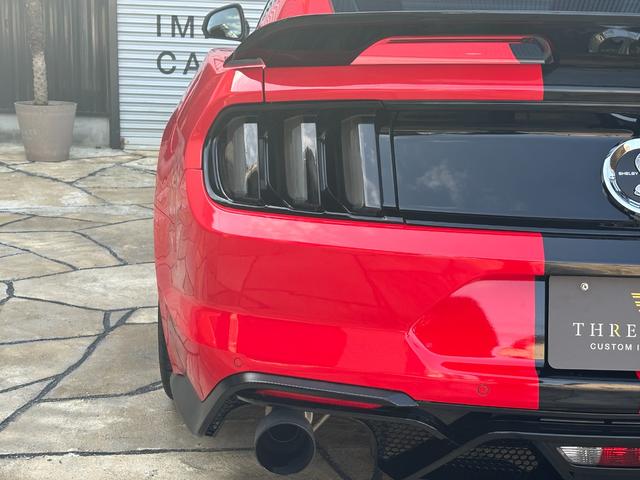 マスタング ５０イヤーズ　エディションシェルビーＧＴ５００仕様　正規ディーラー車　シェルビーＧＴ５００仕様　マグナフローマフラー　各所グロスブラック塗装　ラインラピング　ＧＴ５００ウィング　スモークテール　キャンディレッドキャリパー　パナソニックナビバックモニター（21枚目）