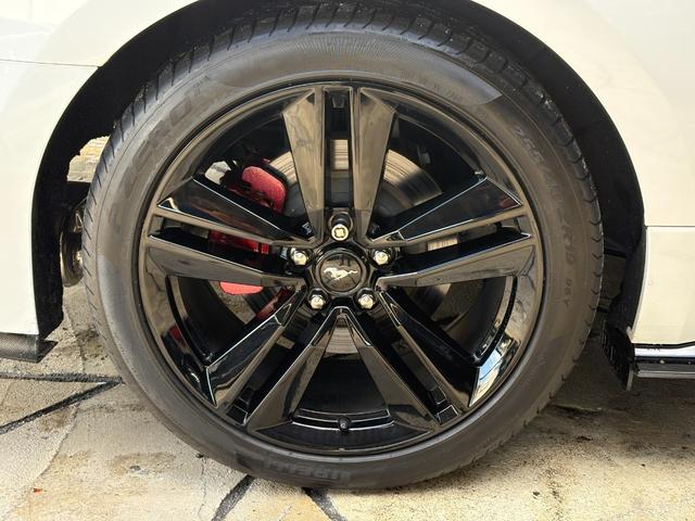 マスタング エコブーストプレミアム オートチェック有り シェルビーGT500仕様フルカスタム 可変式バルブ4本出しマフラー 本革シート スモークテール キャンディーレッドキャリパー(30枚目)