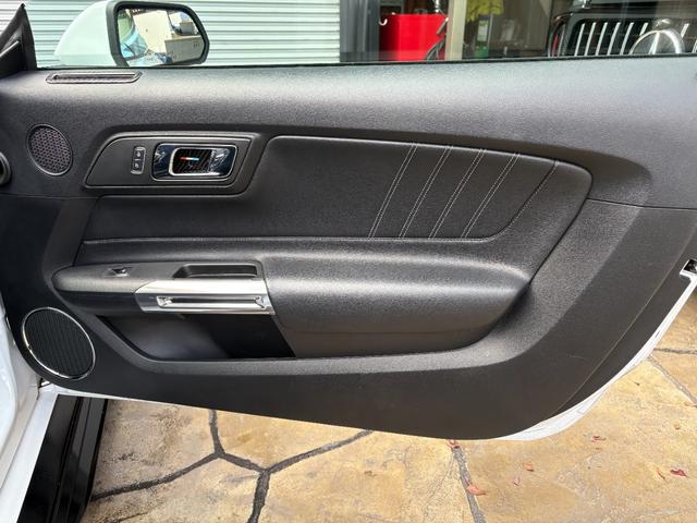 マスタング エコブーストプレミアム オートチェック有り シェルビーGT500仕様フルカスタム 可変式バルブ4本出しマフラー 本革シート スモークテール キャンディーレッドキャリパー(41枚目)