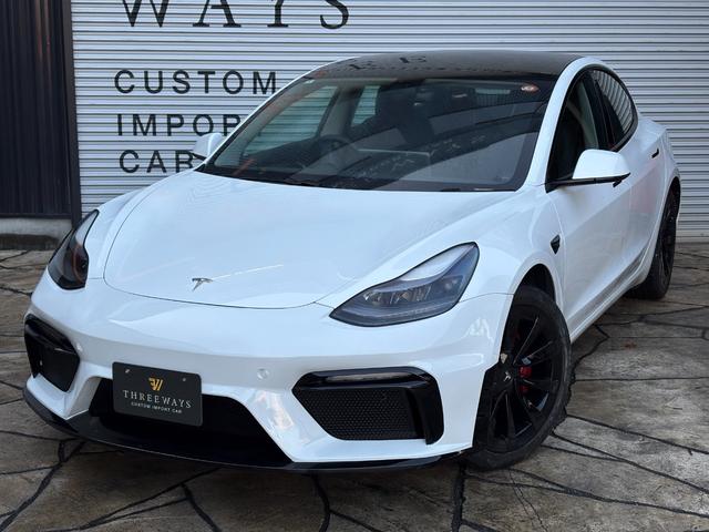 モデル３ ロングレンジ　正規ディーラー車　買取車　ＧＴ４フェイス　ワンオーナー　フルカスタム　グロスブラックホイールロングレンジ　ブラックレザーシート　パノラマガラスルーフ　充電ケーブル付き（8枚目）