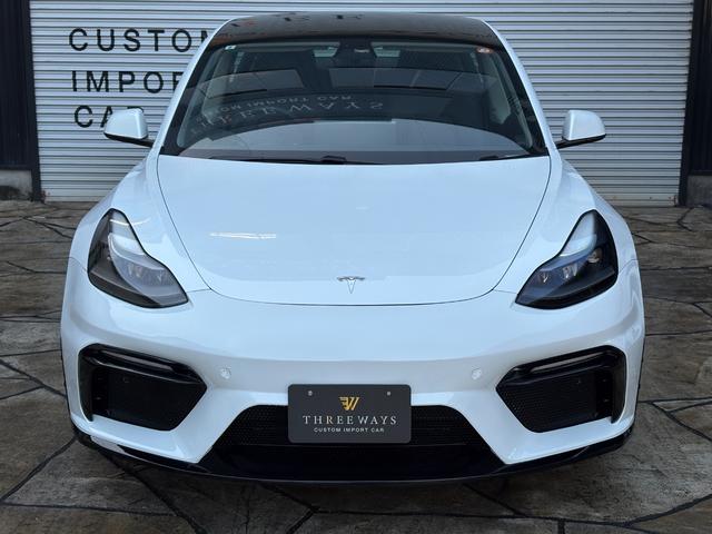 モデル３ ロングレンジ　正規ディーラー車　買取車　ＧＴ４フェイス　ワンオーナー　フルカスタム　グロスブラックホイールロングレンジ　ブラックレザーシート　パノラマガラスルーフ　充電ケーブル付き（9枚目）