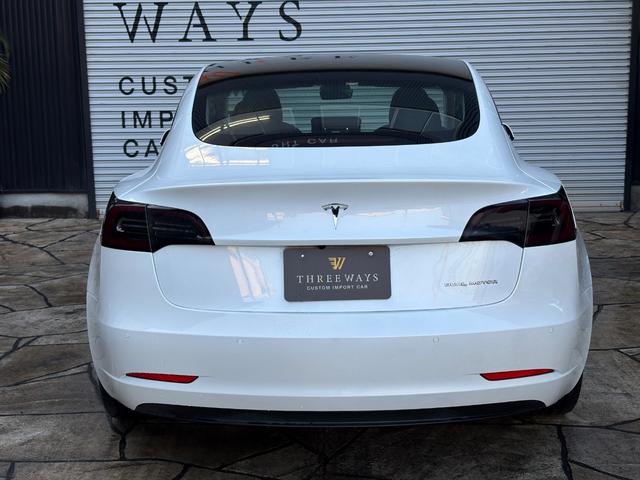 モデル３ ロングレンジ　正規ディーラー車　買取車　ＧＴ４フェイス　ワンオーナー　フルカスタム　グロスブラックホイールロングレンジ　ブラックレザーシート　パノラマガラスルーフ　充電ケーブル付き（15枚目）
