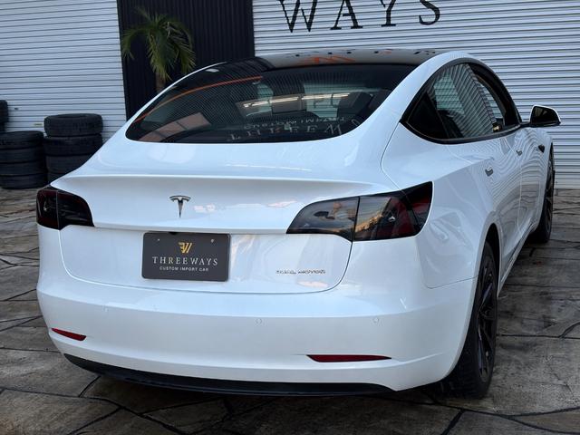 モデル３ ロングレンジ　正規ディーラー車　買取車　ＧＴ４フェイス　ワンオーナー　フルカスタム　グロスブラックホイールロングレンジ　ブラックレザーシート　パノラマガラスルーフ　充電ケーブル付き（16枚目）
