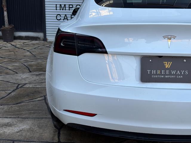 モデル３ ロングレンジ　正規ディーラー車　買取車　ＧＴ４フェイス　ワンオーナー　フルカスタム　グロスブラックホイールロングレンジ　ブラックレザーシート　パノラマガラスルーフ　充電ケーブル付き（18枚目）