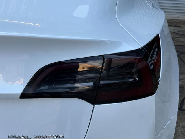 モデル３ ロングレンジ　正規ディーラー車　買取車　ＧＴ４フェイス　ワンオーナー　フルカスタム　グロスブラックホイールロングレンジ　ブラックレザーシート　パノラマガラスルーフ　充電ケーブル付き（20枚目）