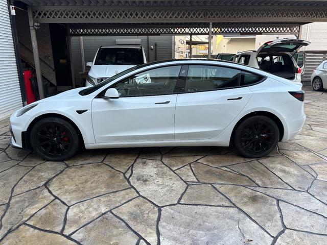 モデル３ ロングレンジ　正規ディーラー車　買取車　ＧＴ４フェイス　ワンオーナー　フルカスタム　グロスブラックホイールロングレンジ　ブラックレザーシート　パノラマガラスルーフ　充電ケーブル付き（22枚目）