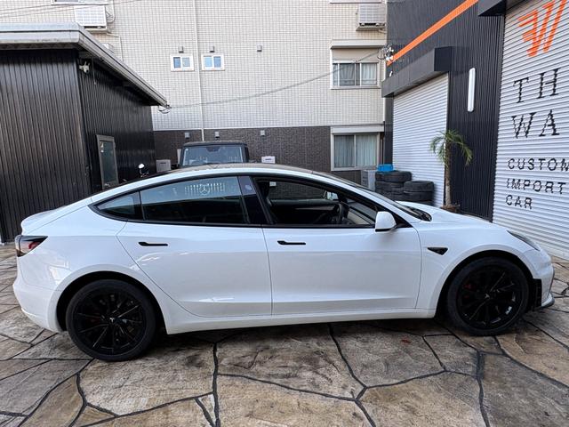モデル３ ロングレンジ　正規ディーラー車　買取車　ＧＴ４フェイス　ワンオーナー　フルカスタム　グロスブラックホイールロングレンジ　ブラックレザーシート　パノラマガラスルーフ　充電ケーブル付き（23枚目）
