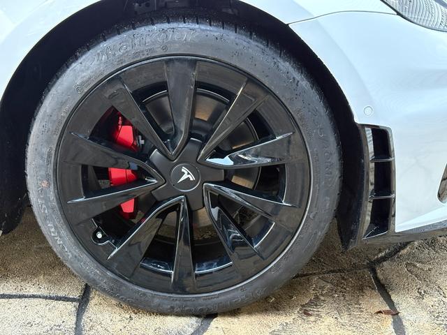 モデル３ ロングレンジ　正規ディーラー車　買取車　ＧＴ４フェイス　ワンオーナー　フルカスタム　グロスブラックホイールロングレンジ　ブラックレザーシート　パノラマガラスルーフ　充電ケーブル付き（24枚目）