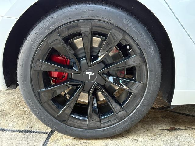モデル３ ロングレンジ　正規ディーラー車　買取車　ＧＴ４フェイス　ワンオーナー　フルカスタム　グロスブラックホイールロングレンジ　ブラックレザーシート　パノラマガラスルーフ　充電ケーブル付き（25枚目）
