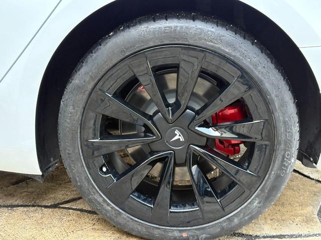 モデル３ ロングレンジ　正規ディーラー車　買取車　ＧＴ４フェイス　ワンオーナー　フルカスタム　グロスブラックホイールロングレンジ　ブラックレザーシート　パノラマガラスルーフ　充電ケーブル付き（26枚目）