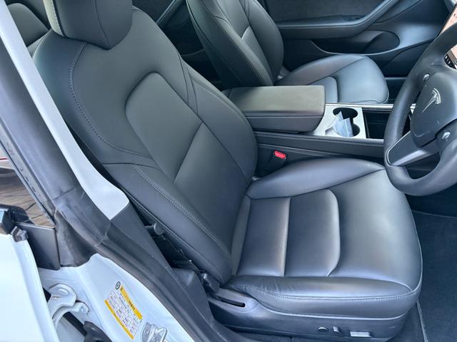 モデル３ ロングレンジ　正規ディーラー車　買取車　ＧＴ４フェイス　ワンオーナー　フルカスタム　グロスブラックホイールロングレンジ　ブラックレザーシート　パノラマガラスルーフ　充電ケーブル付き（28枚目）