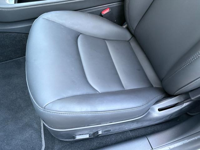 モデル３ ロングレンジ　正規ディーラー車　買取車　ＧＴ４フェイス　ワンオーナー　フルカスタム　グロスブラックホイールロングレンジ　ブラックレザーシート　パノラマガラスルーフ　充電ケーブル付き（31枚目）