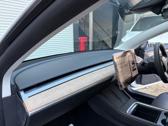 モデル３ ロングレンジ　正規ディーラー車　買取車　ＧＴ４フェイス　ワンオーナー　フルカスタム　グロスブラックホイールロングレンジ　ブラックレザーシート　パノラマガラスルーフ　充電ケーブル付き（32枚目）