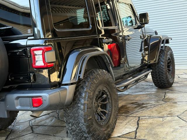 ジープ・ラングラーアンリミテッド サハラ　ユーザー買取車　ラングラーサハラ　ラフカントリー２．５インチｕＰキット　ｔｏｙｏ３５×１２．５タイヤ　１７インチホイール　サイドステップ　本革シート　ドライブレコーダー（24枚目）