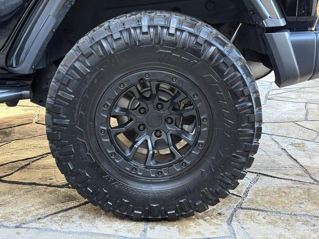ジープ・ラングラーアンリミテッド サハラ　ユーザー買取車　ラングラーサハラ　ラフカントリー２．５インチｕＰキット　ｔｏｙｏ３５×１２．５タイヤ　１７インチホイール　サイドステップ　本革シート　ドライブレコーダー（31枚目）