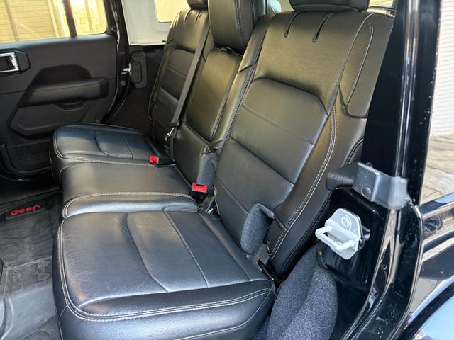 ジープ・ラングラーアンリミテッド サハラ　ユーザー買取車　ラングラーサハラ　ラフカントリー２．５インチｕＰキット　ｔｏｙｏ３５×１２．５タイヤ　１７インチホイール　サイドステップ　本革シート　ドライブレコーダー（42枚目）