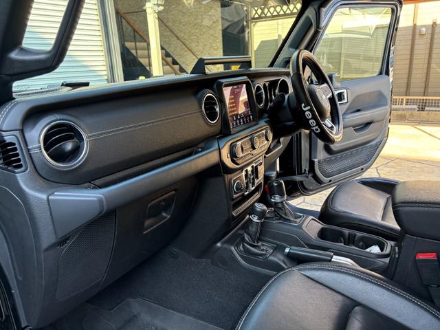 ジープ・ラングラーアンリミテッド サハラ　ユーザー買取車　ラングラーサハラ　ラフカントリー２．５インチｕＰキット　ｔｏｙｏ３５×１２．５タイヤ　１７インチホイール　サイドステップ　本革シート　ドライブレコーダー（46枚目）