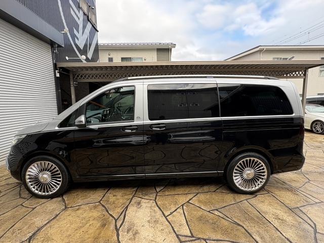 Ｖクラス Ｖ２２０ｄアバンギャルドロングＡＭＧラインパッケージ　ＧＬＳマイバッハ仕様　ブラック＆シルバーカラー　新品ＡＷ　新品タイヤ　ベンチレーション　スモークテール　ルーフレール　パノラミックスライディングルーフ　ユーザーエクスペリエンス（25枚目）