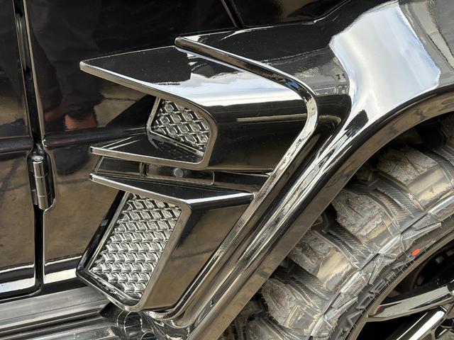 Ｇクラス Ｇ３５０Ｄ　現行仕様フルキットカスタム　後期型　サイドフロントカメラ　現行ＬＥＤヘッド＆テール現行　現行ミラー　キャンディーレッドキャリパー　２２インチ新品ＭＡＤタイヤ＆新品ホイールブラック本革シート（27枚目）