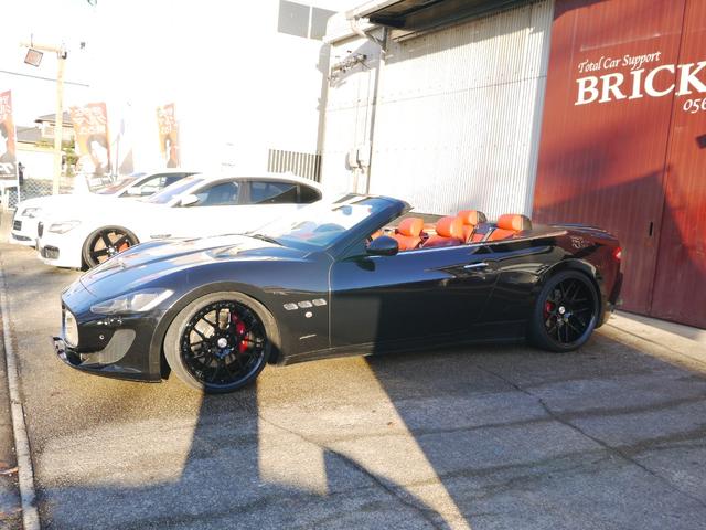 グランカブリオ ベースグレード　グランカブリオ！カーボンステアリング！赤革！パワークラフト可変式マフラー！ｘパイプ！ｍｃフロントバンパー！ハイパーフォージド２１ＡＷ！車高調！社外ボンネット！トランクスポイラー！パーキングセンサー！（4枚目）