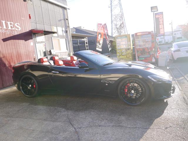 グランカブリオ ベースグレード　グランカブリオ！カーボンステアリング！赤革！パワークラフト可変式マフラー！ｘパイプ！ｍｃフロントバンパー！ハイパーフォージド２１ＡＷ！車高調！社外ボンネット！トランクスポイラー！パーキングセンサー！（6枚目）