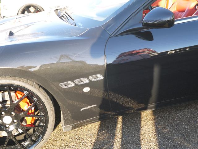 グランカブリオ ベースグレード　グランカブリオ！カーボンステアリング！赤革！パワークラフト可変式マフラー！ｘパイプ！ｍｃフロントバンパー！ハイパーフォージド２１ＡＷ！車高調！社外ボンネット！トランクスポイラー！パーキングセンサー！（12枚目）