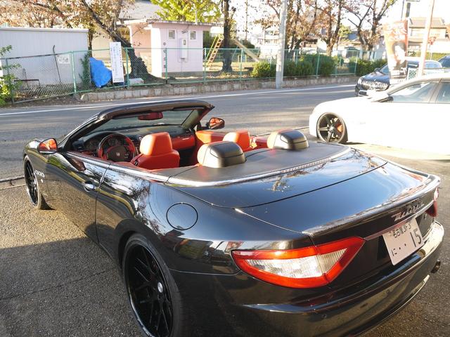 グランカブリオ ベースグレード　グランカブリオ！カーボンステアリング！赤革！パワークラフト可変式マフラー！ｘパイプ！ｍｃフロントバンパー！ハイパーフォージド２１ＡＷ！車高調！社外ボンネット！トランクスポイラー！パーキングセンサー！（14枚目）