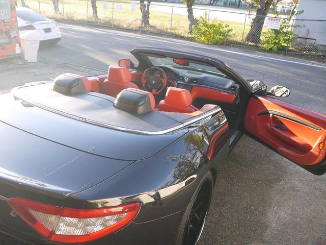 グランカブリオ ベースグレード　グランカブリオ！カーボンステアリング！赤革！パワークラフト可変式マフラー！ｘパイプ！ｍｃフロントバンパー！ハイパーフォージド２１ＡＷ！車高調！社外ボンネット！トランクスポイラー！パーキングセンサー！（16枚目）