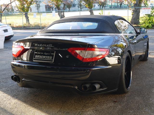 グランカブリオ ベースグレード　グランカブリオ！カーボンステアリング！赤革！パワークラフト可変式マフラー！ｘパイプ！ｍｃフロントバンパー！ハイパーフォージド２１ＡＷ！車高調！社外ボンネット！トランクスポイラー！パーキングセンサー！（21枚目）