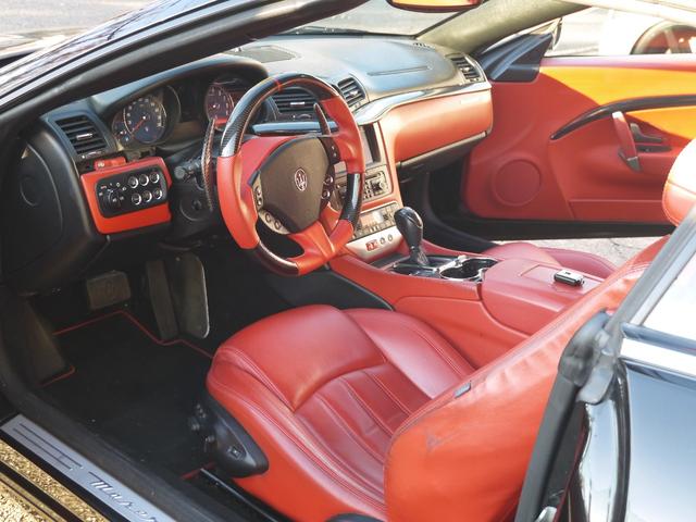 グランカブリオ ベースグレード　グランカブリオ！カーボンステアリング！赤革！パワークラフト可変式マフラー！ｘパイプ！ｍｃフロントバンパー！ハイパーフォージド２１ＡＷ！車高調！社外ボンネット！トランクスポイラー！パーキングセンサー！（25枚目）