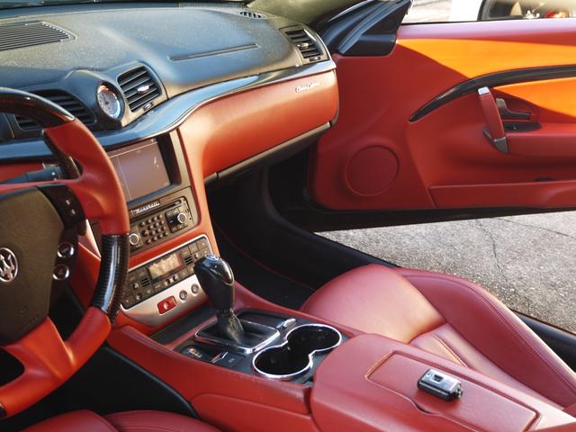 グランカブリオ ベースグレード　グランカブリオ！カーボンステアリング！赤革！パワークラフト可変式マフラー！ｘパイプ！ｍｃフロントバンパー！ハイパーフォージド２１ＡＷ！車高調！社外ボンネット！トランクスポイラー！パーキングセンサー！（27枚目）