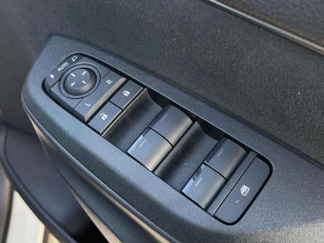 ヤリスクロス ハイブリッドZ 純正8型ナビ 全周囲カメラ 衝突被害軽減装置 レーダークルーズ 禁煙車 ドラレコ コーナーセンサー LEDヘッド ETC 純正18インチアルミ オートライト 前席シートヒーター ステアリングヒータ(44枚目)