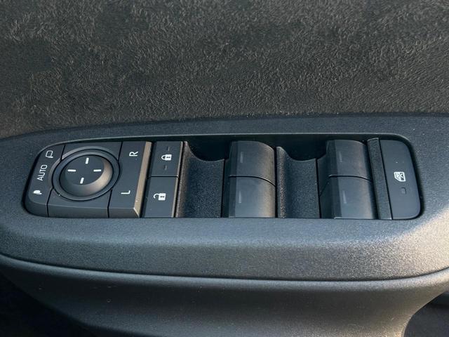 ヤリスクロス ハイブリッドZ 純正8型ナビ 全周囲カメラ 衝突被害軽減装置 レーダークルーズ 禁煙車 ドラレコ コーナーセンサー LEDヘッド ETC 純正18インチアルミ オートライト 前席シートヒーター ステアリングヒーター(47枚目)