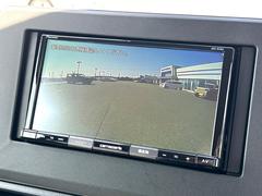 【バックカメラ】駐車時に後方がリアルタイム映像で確認できます。大型商業施設や立体駐車場での駐車時や、夜間のバック時に大活躍！運転スキルに関わらず、今や必須となった装備のひとつです！ 5