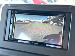 【バックカメラ】駐車時に後方がリアルタイム映像で確認できます。大型商業施設や立体駐車場での駐車時や、夜間のバック時に大活躍！運転スキルに関わらず、今や必須となった装備のひとつです！ 4