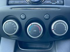 【オートエアコン】一度お好みの温度に設定すれば、車内の温度を検知し風量や温度を自動で調整。暑い…寒い…と何度もスイッチ操作をする必要はありません。快適な車内空間には必須の機能ですね♪ 7
