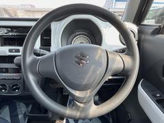 インテリアに合わせたデザインのステアリングは、運転される方のことも考え、運転しやすい形状、大きさです。是非一度、実際に触ってお確かめください。 7