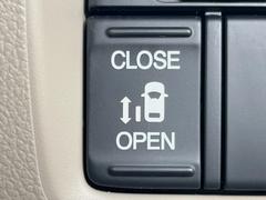 【パワースライドドア】スマートキーや運転席のスイッチでスライドドアの開閉が可能♪電動だから力を入れてドアを開ける必要が無く、小さいお子様でも、重い荷物を持っている時もラクに開け閉めできます♪ 4