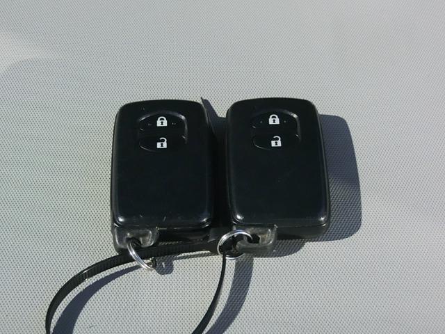 プリウス S LEDエディション LEDヘッドライト クルーズコントロール 踏み間違い抑制装置 ストラーダナビ ETC Bカメラ 純正15AW オートライト スマートキー2個(45枚目)