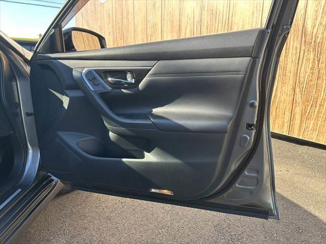 ティアナ ＸＬ　ＳＤナビ　フルセグＴＶ　Ｂｌｕｅｔｏｏｔｈ　バックカメラ　パワーシート　禁煙車　ＨＩＤヘッドライト　ＥＴＣ　スマートキー　オートエアコン　パワーウィンドウ　パワーステアリング（40枚目）