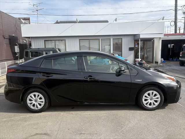 プリウス Ｓ　純正ＳＤナビ　地デジＴＶ　バックカメラ　ＥＴＣ　ＬＥＤヘッドライト　スマートキー　レーダークルーズコントロール　Ｂｌｕｅｔｏｏｔｈ対応　衝突軽減ブレーキ　クリアランスソナー　電動格納ミラー（15枚目）