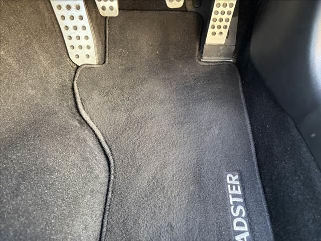 ロードスター NR-A 6速マニュアル 衝突軽減ブレーキ 禁煙車 LEDヘッドライト スマートキー コーナーセンサー USBポート ETC RAYS製16インチアルミホイール ブラインドスポットモニター フロントリップ(45枚目)