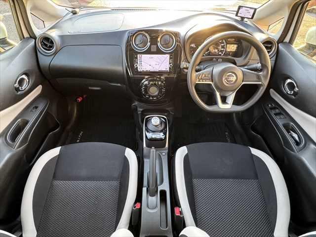 ノート ｅ－パワー　Ｘ　ユーザー買取車　純正ＳＤナビ　アラウンドビューモニター　衝突軽減ブレーキ　デジタルインナーミラー　Ｂｌｕｅｔｏｏｔｈ　フルセグＴＶ　スマートキー　禁煙車　コーナーセンサー　ＥＴＣ　純正１５インチアルミ（3枚目）