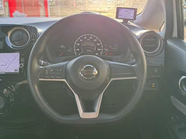 ノート ｅ－パワー　Ｘ　ユーザー買取車　純正ＳＤナビ　アラウンドビューモニター　衝突軽減ブレーキ　デジタルインナーミラー　Ｂｌｕｅｔｏｏｔｈ　フルセグＴＶ　スマートキー　禁煙車　コーナーセンサー　ＥＴＣ　純正１５インチアルミ（12枚目）