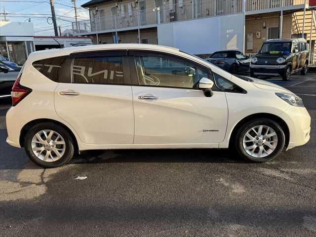 ノート ｅ－パワー　Ｘ　ユーザー買取車　純正ＳＤナビ　アラウンドビューモニター　衝突軽減ブレーキ　デジタルインナーミラー　Ｂｌｕｅｔｏｏｔｈ　フルセグＴＶ　スマートキー　禁煙車　コーナーセンサー　ＥＴＣ　純正１５インチアルミ（17枚目）