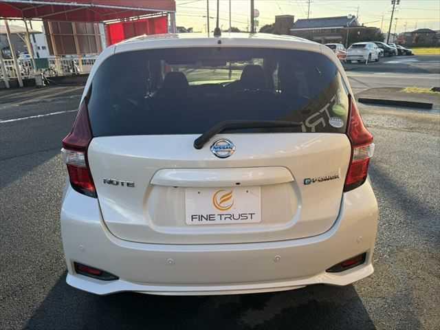 ノート ｅ－パワー　Ｘ　ユーザー買取車　純正ＳＤナビ　アラウンドビューモニター　衝突軽減ブレーキ　デジタルインナーミラー　Ｂｌｕｅｔｏｏｔｈ　フルセグＴＶ　スマートキー　禁煙車　コーナーセンサー　ＥＴＣ　純正１５インチアルミ（19枚目）