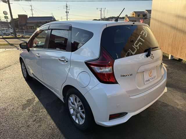 ノート ｅ－パワー　Ｘ　ユーザー買取車　純正ＳＤナビ　アラウンドビューモニター　衝突軽減ブレーキ　デジタルインナーミラー　Ｂｌｕｅｔｏｏｔｈ　フルセグＴＶ　スマートキー　禁煙車　コーナーセンサー　ＥＴＣ　純正１５インチアルミ（20枚目）