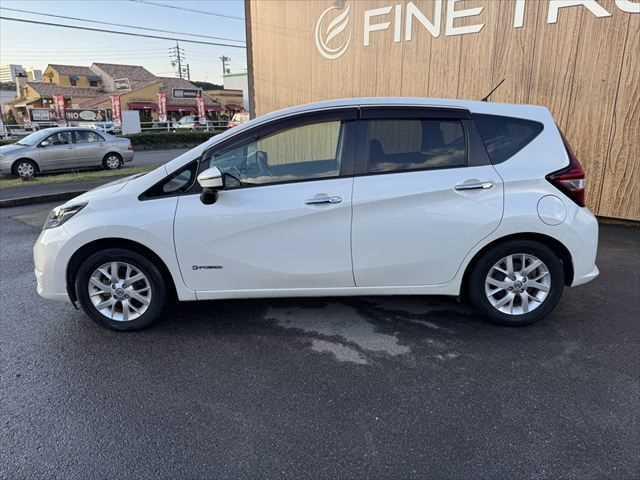 ノート ｅ－パワー　Ｘ　ユーザー買取車　純正ＳＤナビ　アラウンドビューモニター　衝突軽減ブレーキ　デジタルインナーミラー　Ｂｌｕｅｔｏｏｔｈ　フルセグＴＶ　スマートキー　禁煙車　コーナーセンサー　ＥＴＣ　純正１５インチアルミ（21枚目）